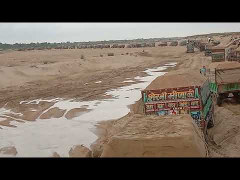 देखिए दोस्तों बनास नदी 200 ट्रैक्टर कितनी लंबी लाइन बजरी की टोली देखिए बनास नदी में