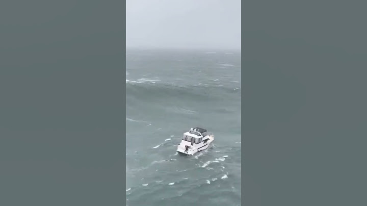 Onda Gigante cobre o barco na hora do resgate #mar #resgate #barco #shorts