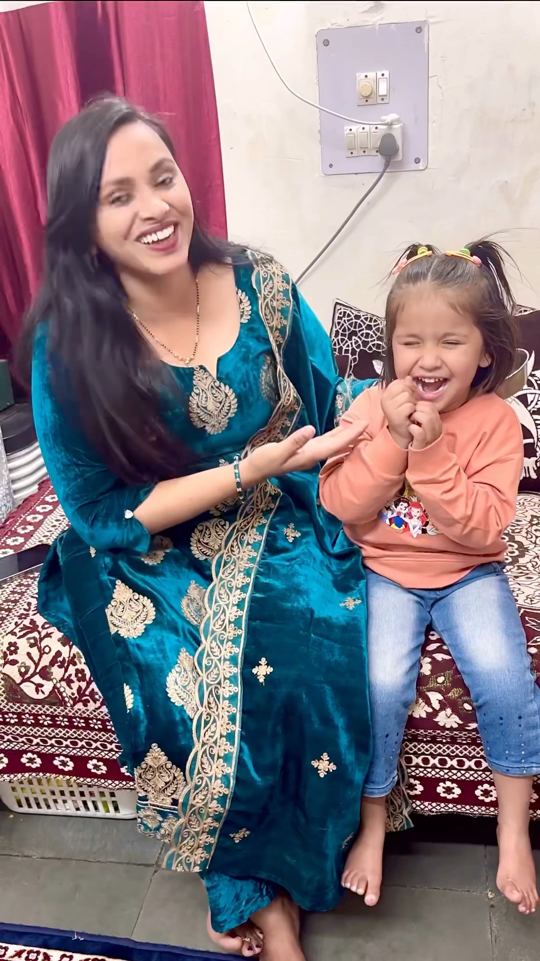 Billi ne vedika ka pura doodh pi liya??