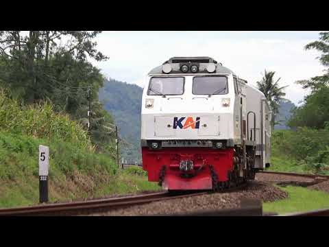 Naik Kereta di Jalur Pegunungan Jawa, Pemandangannya Bikin Adem Hati 😍