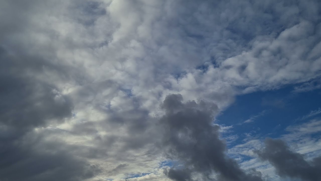 Плывущие облака видео. По небу плывут облака. Плавающие облака видео.