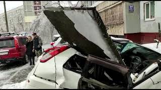 Плита упала на машину с крыши Владивосток