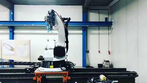 Awesome IRS refurbished KUKA KR200 KRC2ed05 on a 7th axis track for 3D robot milling