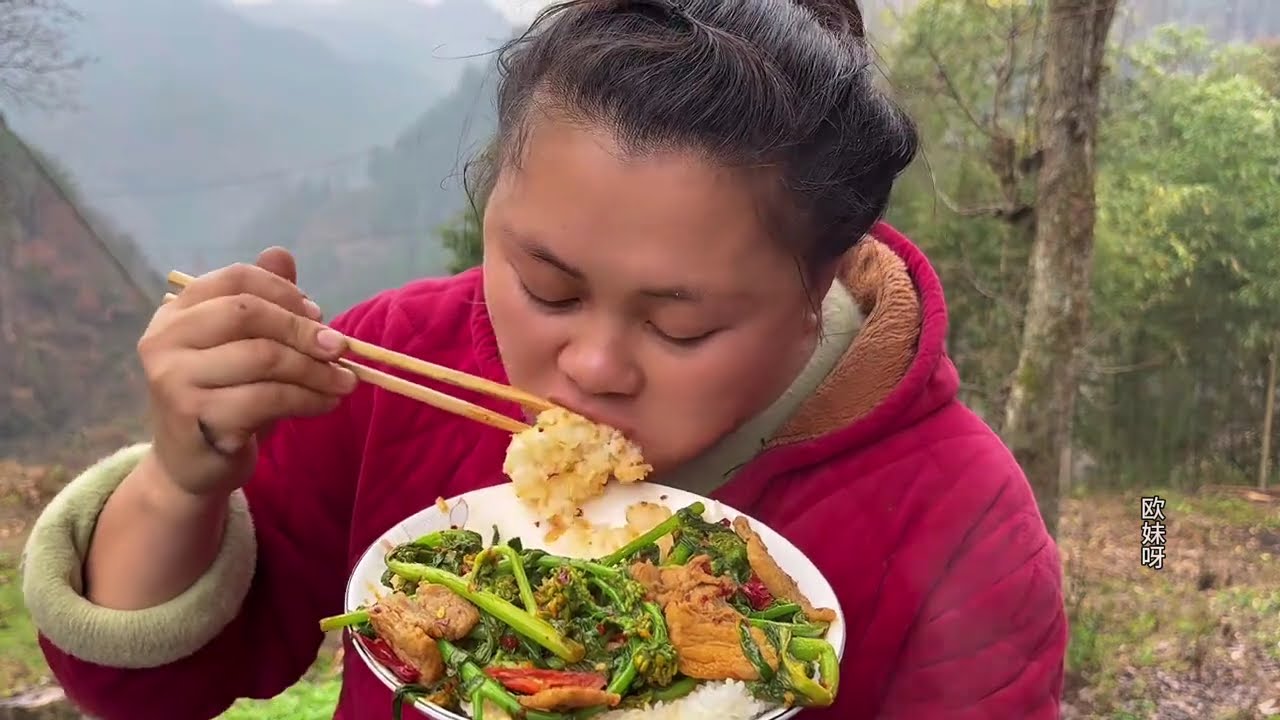 I picked a lot of bok choy shoots today to make a simple and delicious meal.