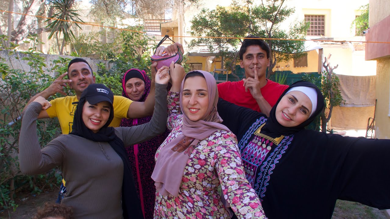 اخر شخص يشيل يده من علي الفلوس ياخدها والعقاب اركب الحمار