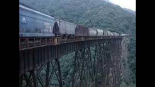 TREN EN PUENTE SAL SI PUEDES