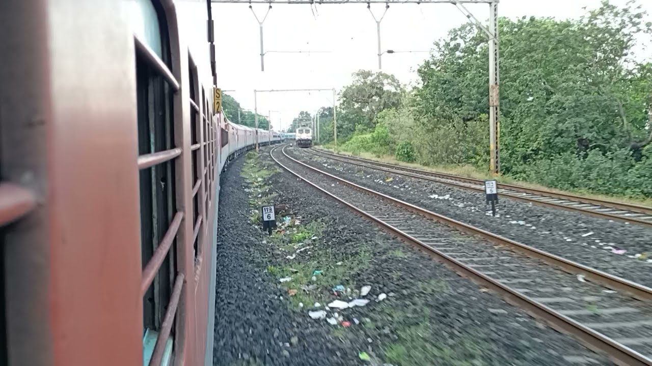 11010 Sinhagad Express at 