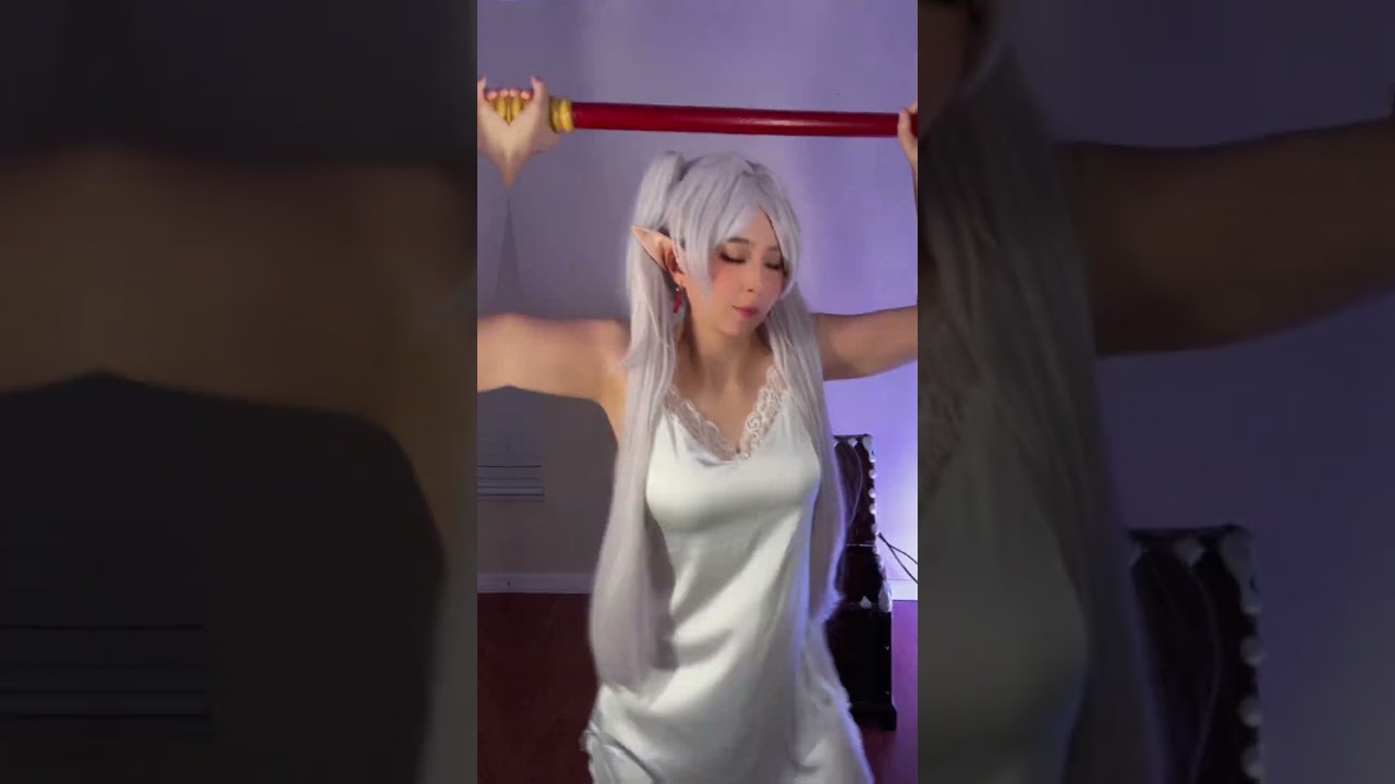 Frieren distracts the boss by... 😳