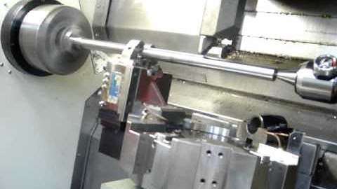 Victor Taichung Vturn-X200 with hydraulic steady rest for shaft turning 20110715.MPG