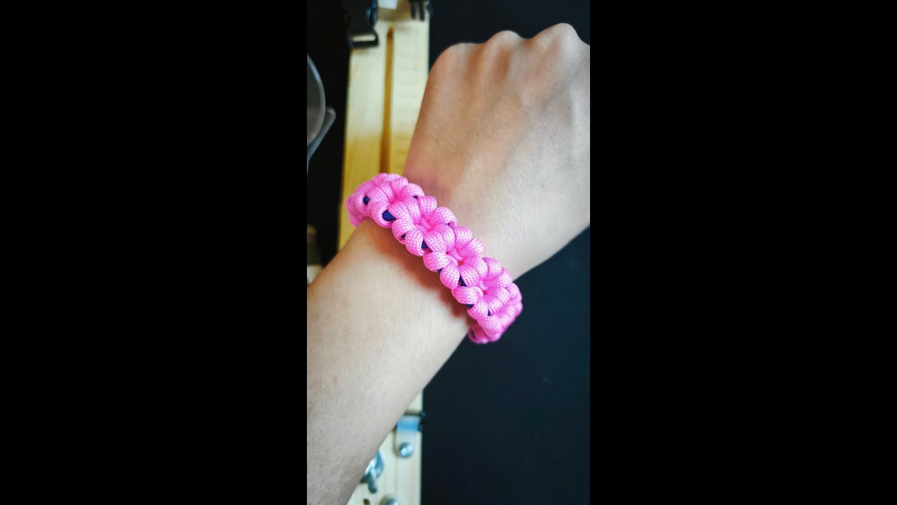 How to make a flower-shaped Paracord bracelet