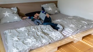 Featured image of post Familienbett Bauen Paletten Dass kleine kinder direkt neben der mutter schlafen