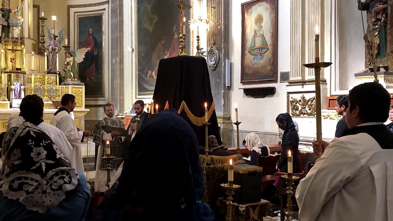 FSSP México. Misa de Requiem, conmemoración de todos los fieles difuntos: absolución del catafalco.