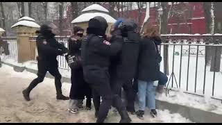 bneVideo Russia Navalny protests 310121 Moscow women screaming police arrest