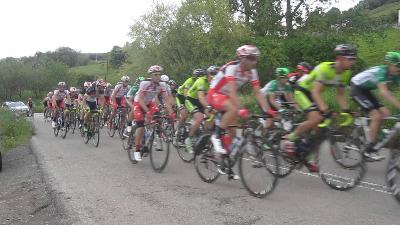 58ª Edición de la Vuelta a Asturias. Subida Alto de Cuero, pelotón.