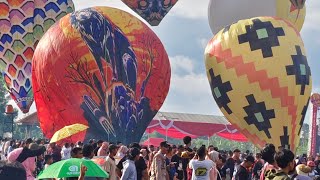 Lihat Baloon Udara Sdanai Masuk Sawah  Ribuan Masyarakat Antusias Tumplek Blek Di Notorejo