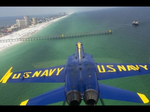 挑戰新聞軍事精華版--美海軍藍天使「F18戰機」高速掠過沙灘，民眾驚聲尖叫卻高興叫好