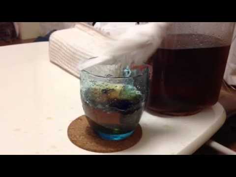 文鳥　麦茶で水浴び