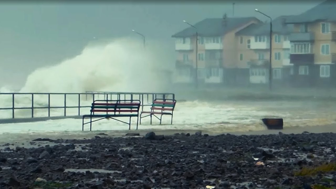 Шторм на Сахалине усилился. Море выходит из берегов, на улице нулевая видимость из-за метели