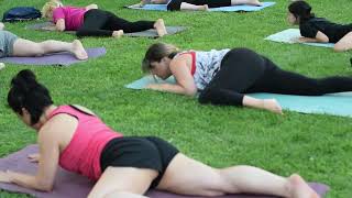 Clase de yoga en las piscinas de Covibar