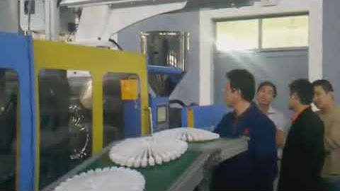 Runma robot for pick and place disposable plastic folks equipped with conveyor