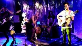 Video voorbeeld van "Jenny and the Mexicats - Me duele a caminar (vivo)"