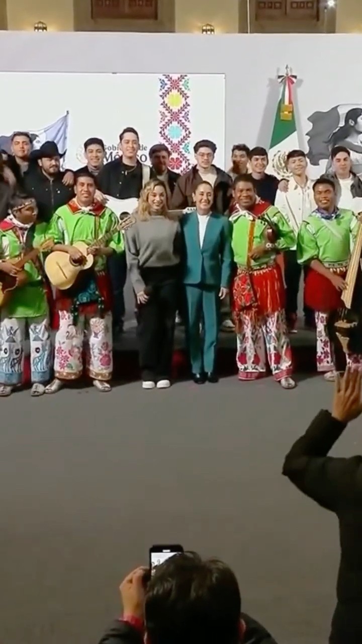Gratifican a Sheinbaum con un brazalete en el Día Internacional del Migrante  #shorts