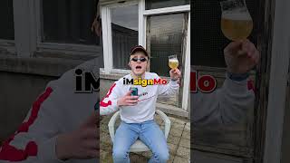 Dimitri proost 🍺 met zijn foto-gegraveerd bierglas 📸 met naam van zijn petekind.