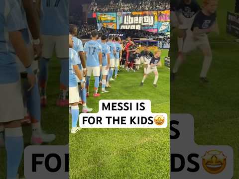 All the kids want to shake Messi’s hand🤩👋