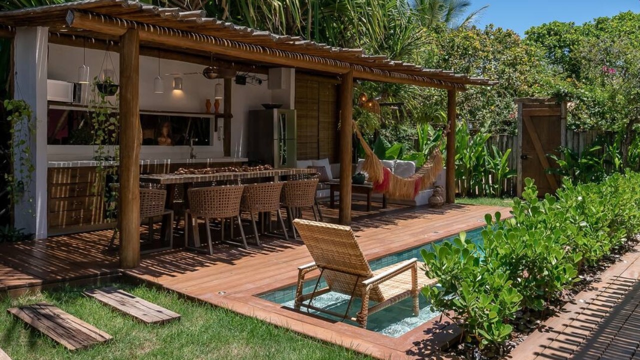 Дом с атмосферой курорта: навес над перголой меняет всё!