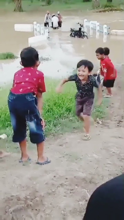 d3tik d3tik penyelamatan se0rang kak3k yang t3rjebak #banjir #shorts#viral