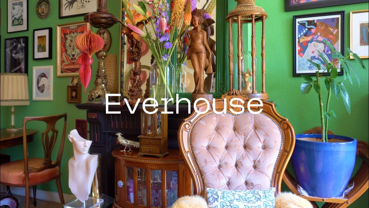 Максималистская гостиная мастера по пошиву костюмов, наполненная чудесными предметами