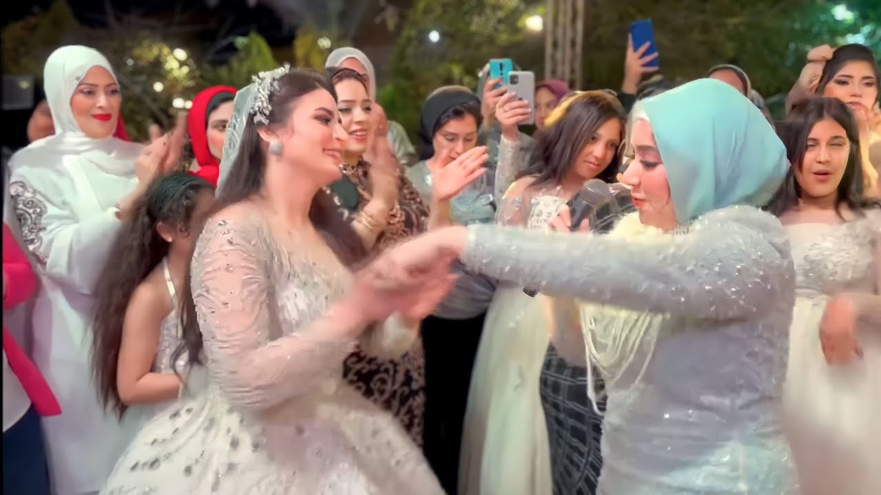 اخت العروسه واصحابها ولعوا الدنيا بأحلي اغنيه لاختهم في فرحها