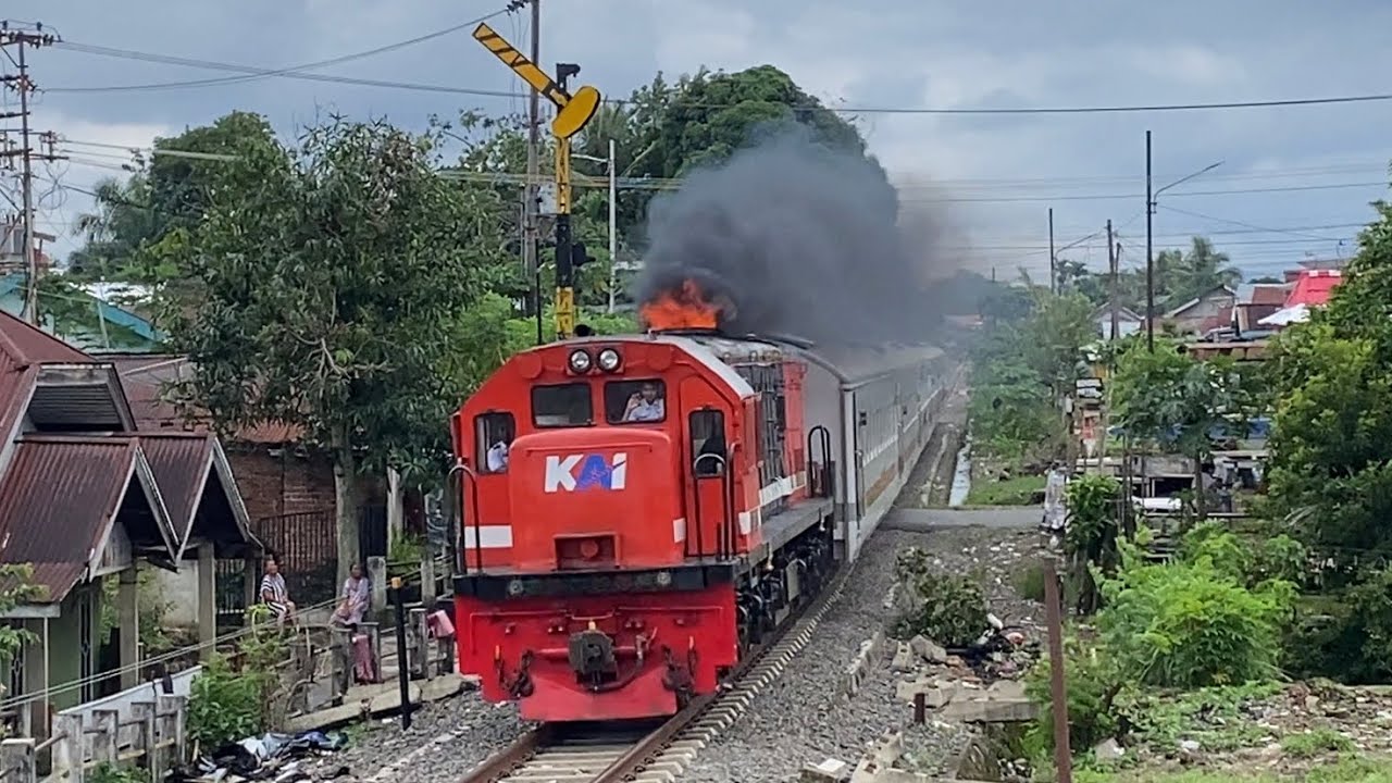 KERETA API SERELO KOBONG API SAAT MELEWATI PELINTASAN TANPA PALANG PINTU !?