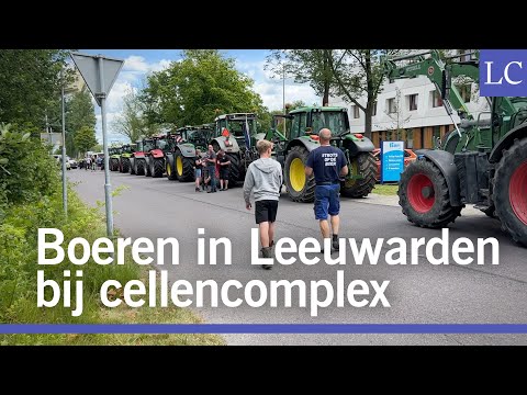 Boeren protesteren bij cellencomplex in Leeuwarden