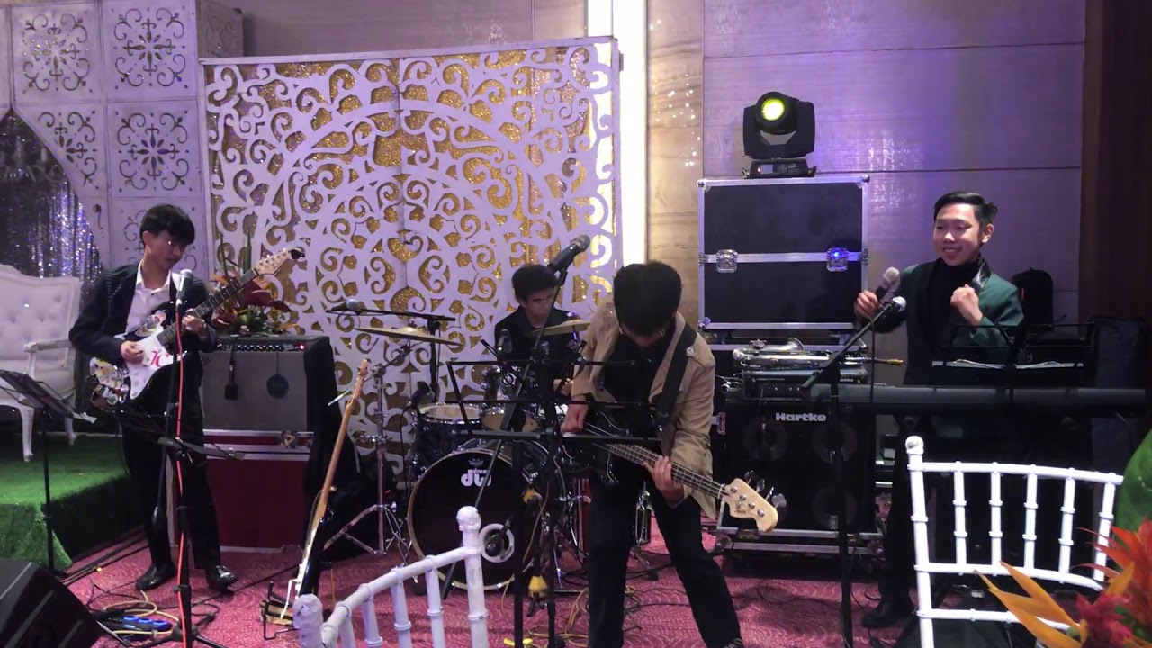 I Saw Her Standing There - The Beatles (live) - YouTube