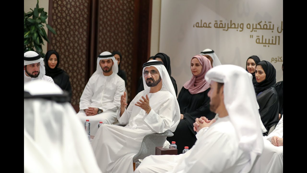 محمد بن راشد لفريق عمله: طموحات الإمارات مختلفة ونحتاج أفكارا وكوادر مبدعة ودماء متجددة