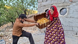 Fierce fight between homeless nomadic couple over ancient treasure they found in abandoned house screenshot 2