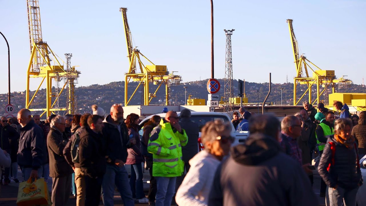 Trieste: lo sciopero dei portuali per l'obbligo di Green Pass