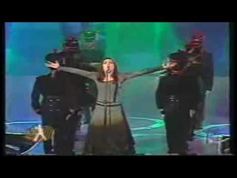 Watch the video for Héroe