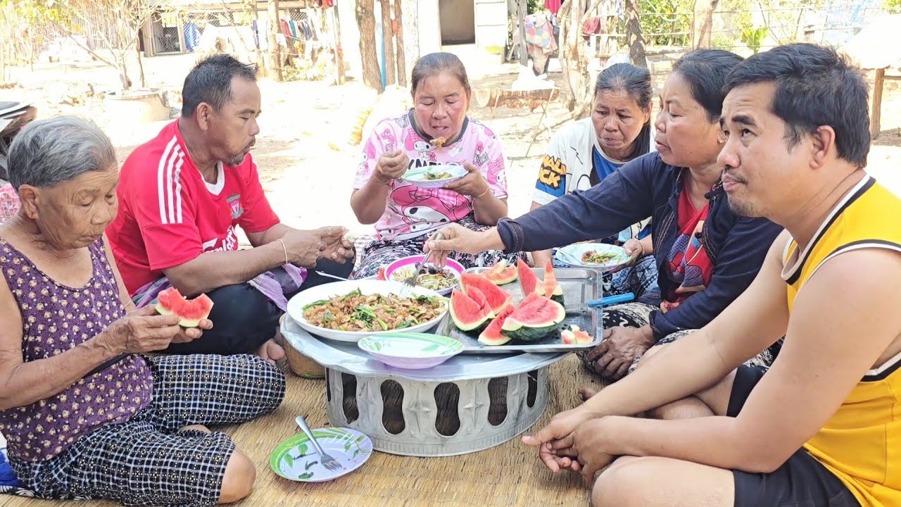 บ่าวหมีพาแซ่บ.