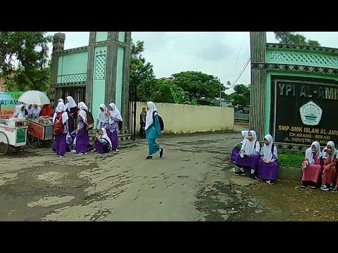 Ngintip Anak SMP SMK Al Amin Cikarang Di Depan Gerbang Sekolah