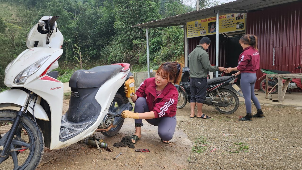 The genius girl fixes broken things herself every day
