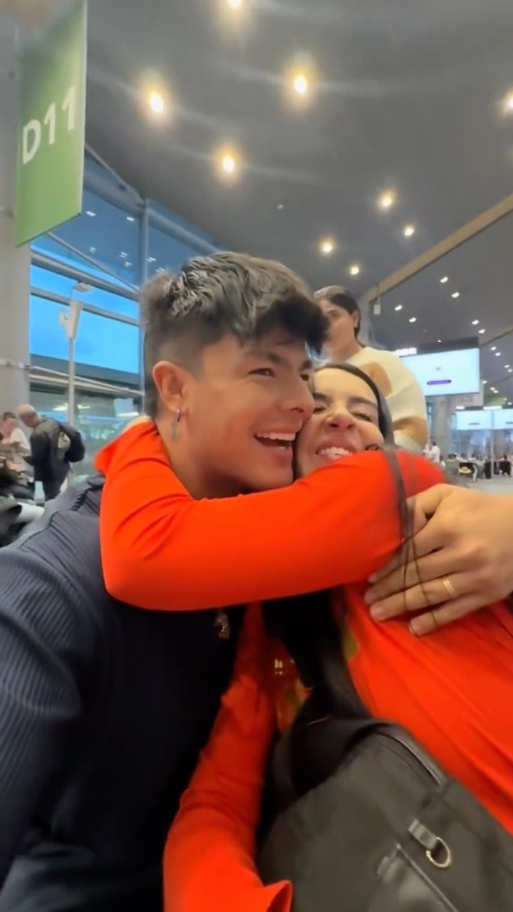 Sorprendí a Adri en el aeropuerto después de 3 días sin vernos?❤️