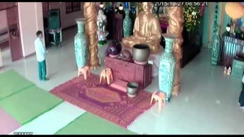 Nhóm trộm dùng sợi thép móc tiền công đức trong chùa