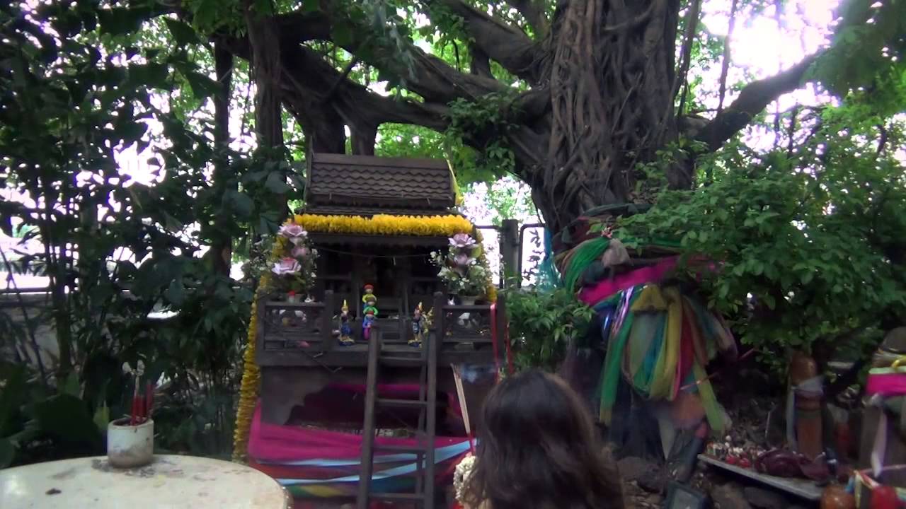 How to Pray at a Thai Spirit House