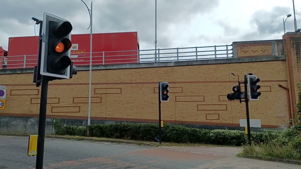 British Traffic lights Non peek 1x3 & (1x2 got Tled blub) in Coulsdon, London A237