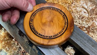 Richard Raffan turns a pot stand from firewood.