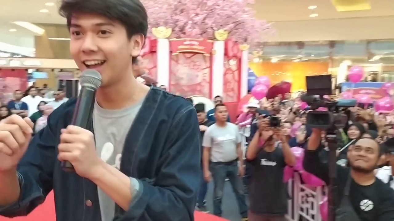 Iqbaal Dilan , Peluk Hangat Untuk Fans Cilik