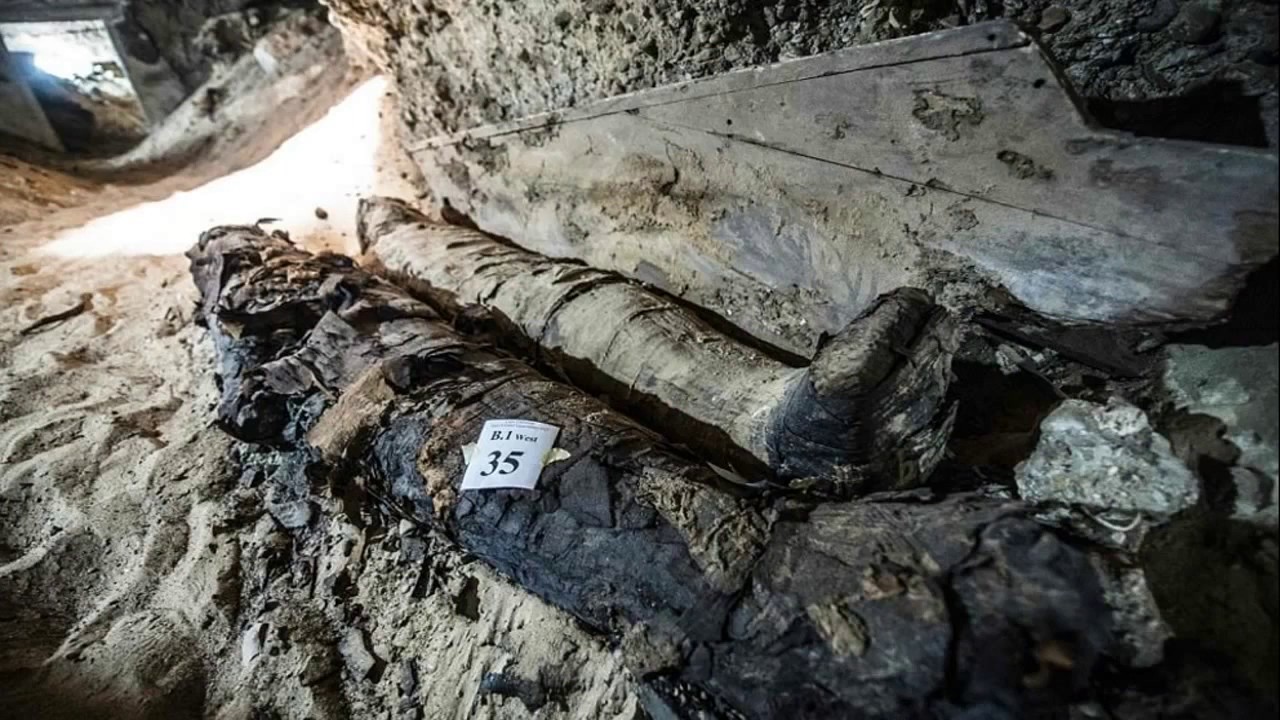Egyptian archaeologists discovered 17 mummies