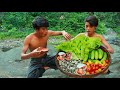 Survival in the rainforest-mans found cockles with vegetables -Eating delicious